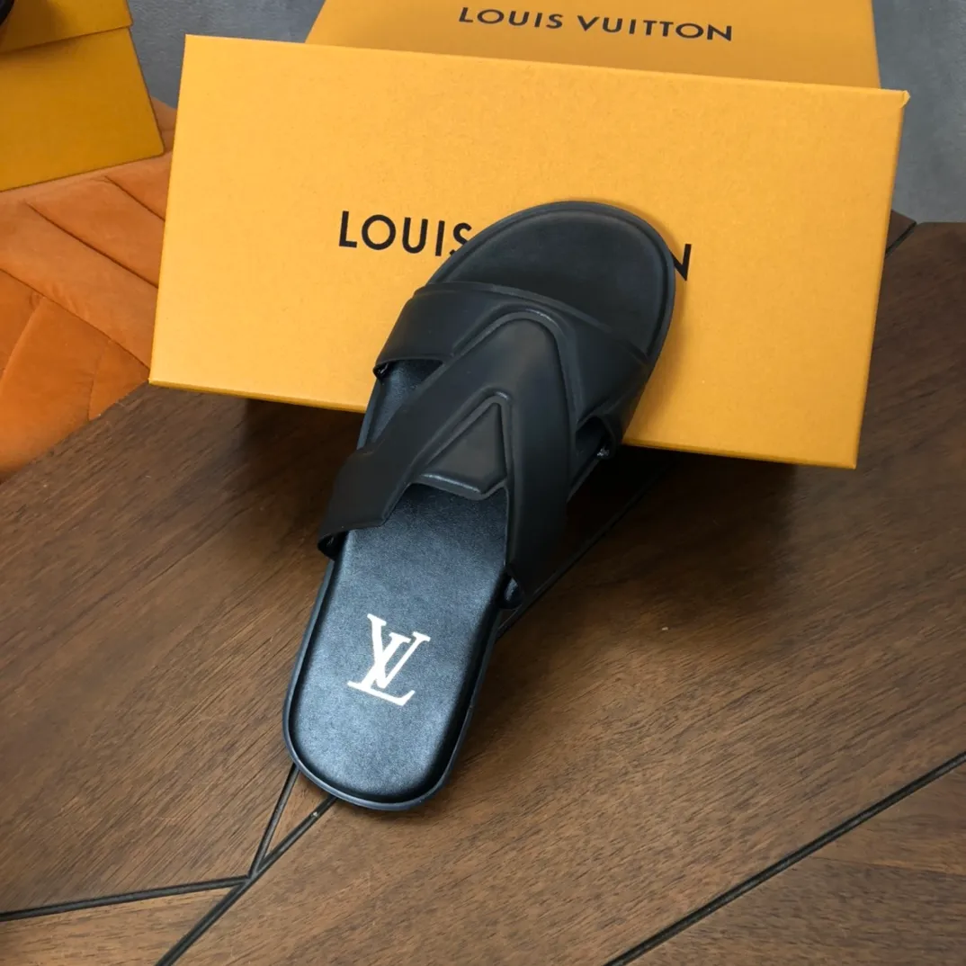 Factory price: 270💰LV counters are selling new brand luxury men's slippers, casual, loose and comfortable. The must-have model in the picture above [Happy][Happy], multiple colors available Size: 38-44, customized 45